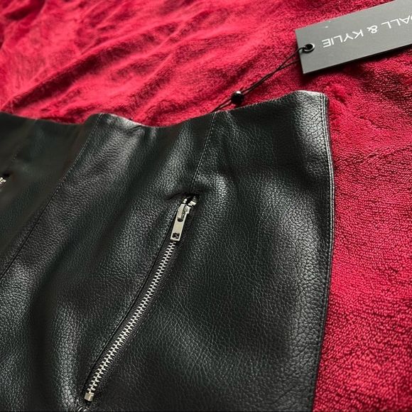 Blackβfaux leatherΒ mini skirt - Picture 2 of 6